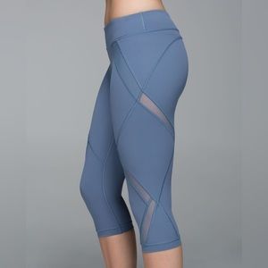 BNWOT Lululemon Cool To Street Crop
Blue Denim / Banana Leaf Quartz. Size 8.